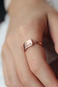 Bague empilable personnalisée en argent sterling gravée, conçue pour un usage quotidien, un cadeau significatif pour un mariage, style minimaliste - Product Image 2