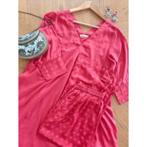 Ensemble Kurta asymétrique fluide en modal et coton pour femme, longueur cheville, avec pantalon - Product Image 3