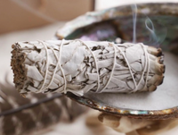 Crumblures de sauge blanche pour fumigation |   Herbe naturelle biologique et écologique pour la purification des espaces, l'aromathérapie et la purification spirituelle