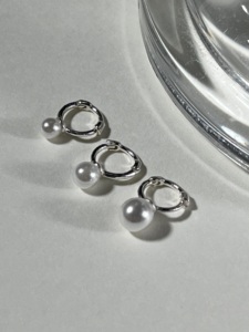 Mini orecchini coreani in argento 925 a scatto huggie hampgie con perla - Product Image 3