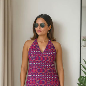 เสื้อคุर्ติสั้นคอ halter ลายพิมพ์สีม่วง ผ้าฝ้าย 100% ดีไซน์ทันสมัย ใส่สบายและมีสไตล์ ด้านหลังมียางยืด - Product Image 1