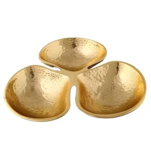 ชุดเสิร์ฟผลไม้อบแห้งอลูมิเนียมสุดหรู งานแฮนด์เมด พร้อมชามกลมเชื่อมต่อกันสามใบ ดีไซน์ตกแต่งสำหรับโต๊ะอาหาร ชุบทอง - Product Image 4