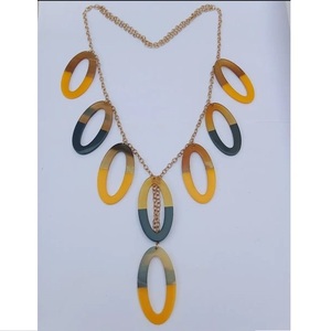 Fabriqué à la main en résine et corne naturelle ovale lien chaîne collier léger Boho déclaration bijoux pour femmes accessoire de mode - Product Image 1