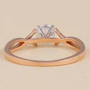 Bague de fiançailles en diamant solitaire rond cultivé en laboratoire avec bande torsadée - Product Image 4