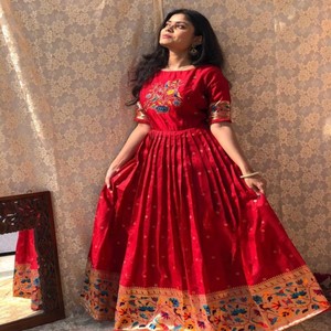 VASTRA COTTAGE Elegante Vestido Paithani de Seda con Trabajo de Tejido Zari, Forro de Seda y Diseño Evase, Vestido Tradicional Atemporal - Product Image 4