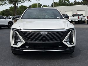 Cadillac LYRIQ électrique de luxe à propulsion arrière, propre et d'occasion, modèle 2024 - Product Image 3