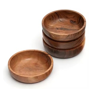 Bol en bois avec finition naturelle lisse, idéal pour servir en cuisine, présenter des salades, des fruits et pour une décoration intérieure raffinée. - Product Image 4
