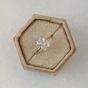 Anillo de Compromiso de Plata de Ley 925 con Moissanita de Corte Princesa Solitario para Mujer, para Bodas y Fiestas, Claridad VVS, Estilo Moderno - Product Image 1