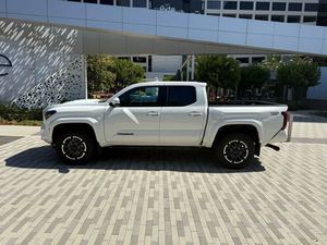 Toyota Tacoma TRD Sport 2024, Doble Cabina, Tracción Trasera - Product Image 2