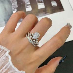 Bague de fiançailles en diamant de laboratoire en forme de poire certifié IGI 3,50 carats au total, design unique en or avec halo et pierres latérales, couleur DEF, pureté VVS - Product Image 1