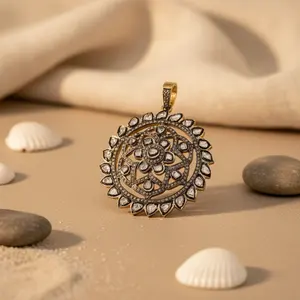 Colgante Floral de Diamantes de Lujo para Mujer con Baño de Oro, Elegante Joya de Regalo para Mujer - Product Image 1