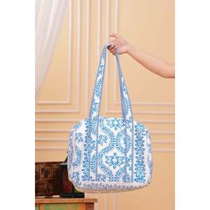 Sac fourre-tout matelassé à imprimé floral bleu fait main pour femmes, en toile légère avec fermeture éclair et doublure en polyester - Product Image 2