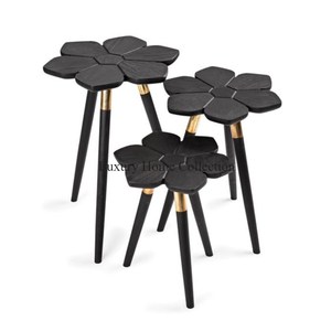 Côté décoratif en métal de concepteur floral et table buvable avec la poudre noire de couleur enduite et la couleur d'or 3 jambes brillantes polies - Product Image 1