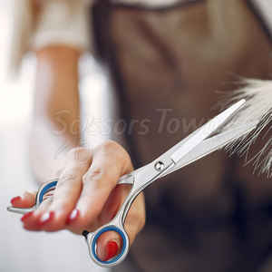 Tijeras de peluquero de borde afilado con diseño equilibrado de marca personalizada y cuchillas a prueba de óxido para profesionales del salón - Product Image 5