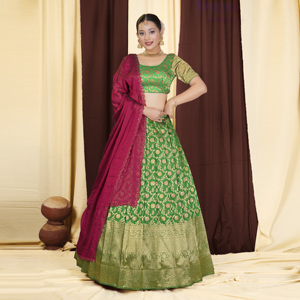 ชุดเลเฮนกาโชลีผ้าไหมบานาราสีแบบราชวงศ์ พร้อมลายดอกไม้ทออย่างประณีตและผ้าคลุมไหล่ขอบกว้าง สำหรับงานเลี้ยงฉลองสมรส - Product Image 1