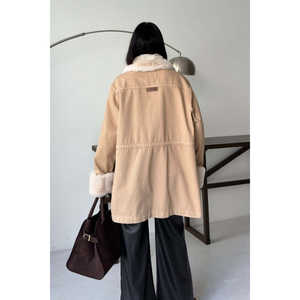 Veste en jean mi-longue pour femme avec détails en fourrure sur les manches et le col - Product Image 5