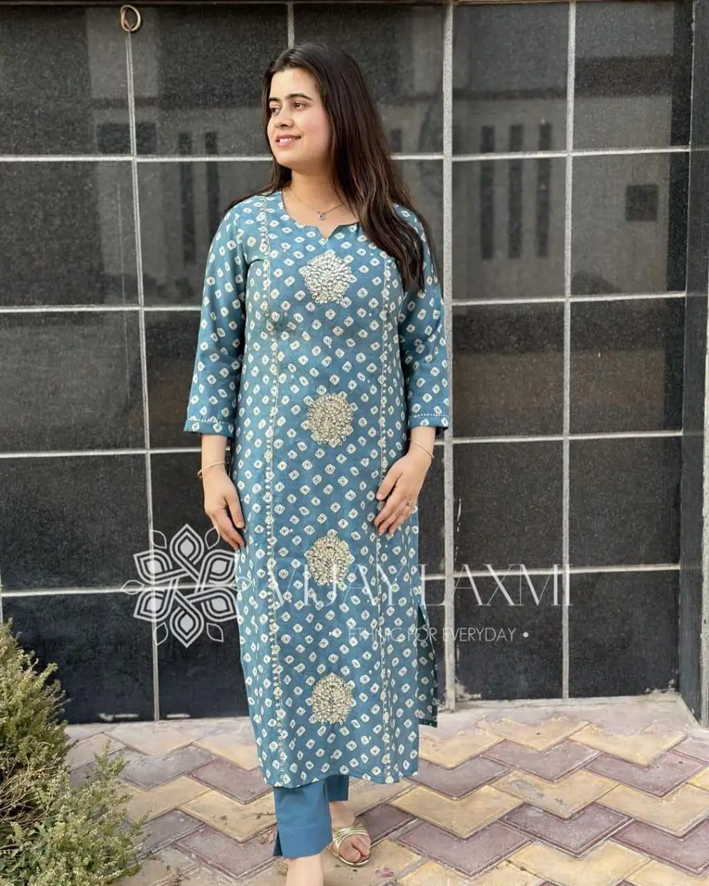 Baru pola bordir & zari work Rayon Kurti kami adalah mode tradisi sempurna bordir & zari Kurti bekerja dengan celana Premium