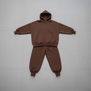 Ensemble de survêtement pour femme marron moka, silhouette structurée, pantalon de jogging ajusté, chevilles serrées, sweat à capuche surdimensionné arrondi, short à deux genoux - Product Image 4