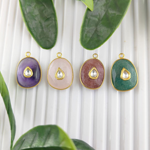 カスタムジュエリーフリーフォーム石タンブルペンダントPolki Meenakari金メッキベゼルチャームジュエリーメーカーインド - Product Image 3