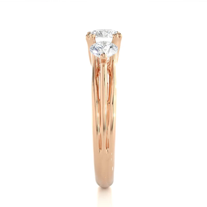 แหวนมอยส์ซาไนต์ทรงกลม 2 กะรัต ประดับด้วย 3 เม็ดในตัวเรือนโรสโกลด์ - Product Image 4