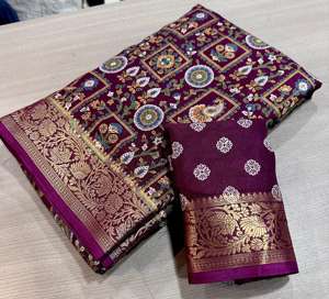 ชุดส่าหรีผ้ามาร์ชเมลโลว์เนื้อหนาสำหรับผู้หญิง พร้อมขอบผ้าปักดิ้นทองทั่วทั้งผืน มาพร้อมผ้าคลุมไหล่และเสื้อที่เข้าชุดอย่างลงตัว ผลิตในอินเดีย - Product Image 4