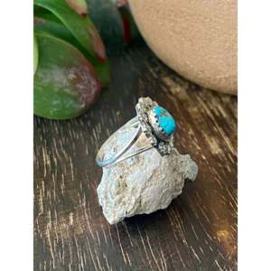Anillo Navajo Hecho a Mano con Turquesa Kingman y Plata de Ley, Joyería Cultural Coleccionable, Talla 5.25 - Product Image 3