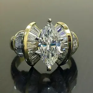 Bague de fiançailles en diamant Moissanite taillé marquise de 2 ct plaqué or jaune 14 carats - Product Image 1