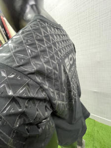 T-shirt de Strongman personnalisé avec poignée de haltère, antidérapant, logo personnalisé, coupe ajustée sportive, impression en relief en caoutchouc pour la force athlétique et le levage de pierres - Product Image 3