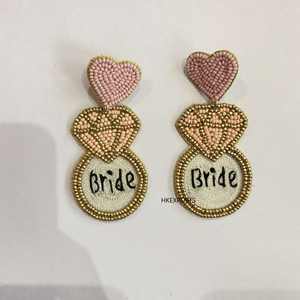 Vente en gros d'élégantes boucles d'oreilles de mariée en perles plaquées or, faites à la main, pour les mariages, les fiançailles et les fêtes. - Product Image 1