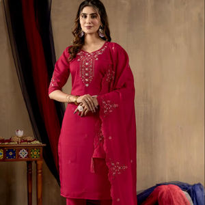 Ensemble Kurti Pantalon Dupatta en Soie Romane pour Femmes, Style Droit et Formel, Imprimé pour un Usage Quotidien - Product Image 1