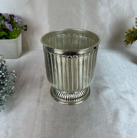 Grand vase de jardinière en métal argenté de luxe pour l'intérieur avec pot de fleurs surélevé Miroir de sol élégant pour le jardin et l'intérieur