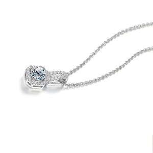 จี้เพชรโมอิสซาไนต์ทรงกลม 7.5 มม. 1.34 กะรัต ไม่มีสี ประดับขอบเพชร ทองคำขาว 10K ปราศจากนิกเกิล สำหรับงานแต่งงานและวันครบรอบ - Product Image 3