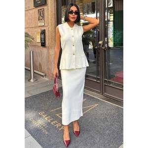 Ensemble en crêpe midi 10230 avec détail bouton doré et gilet – Accessoire de mode haut de gamme - Product Image 4