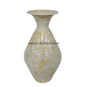 Vases minces en métal de vente chaude avec la surface texturisée foncée vintage et la conception gravée artistique pour les espaces de maison et de bureau modernes - Product Image 2