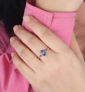 Anillo de Alejandrita con Forma de Cometa Hexagonal Larga para Mujer, Plata 925, Engaste Clásico con Puntas, Joyería Elegante con Piedras Preciosas - Product Image 3