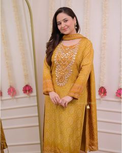 Traje DE TRABAJO DE BODA DE diseñador indio Top y pantalón Bordado a mano pesado de seda de diamante y Top de impresión digital con pantalón y Dupatta - Product Image 1