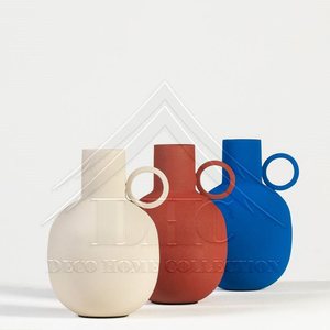 Vases à fleurs en métal modernes et contemporains les plus vendus avec des formes et des finitions uniques pour des décorations d'intérieur élégantes - Product Image 4