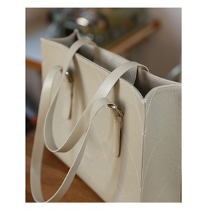 Bolso de hombro hecho a mano de cuero genuino de calidad superior Estilo inglés Proveedor indio superior Fabricante Durable para uso en verano - Product Image 2
