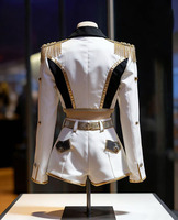 Costume de scène K-pop pour groupe féminin, veste courte et short ornés de couleurs blanc et or, en polyester, costumes East Costumes