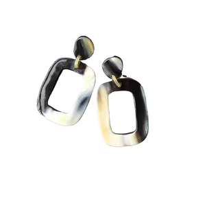 Pendientes de cuerno de búfalo natural hechos a mano, color natural, de Crescent Crafts - Product Image 4