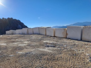 Dalles de marbre naturel beige de qualité supérieure – Carreaux de travertin, polis, finis à la pierre, design moderne, pour sol extérieur, plan de travail extérieur - Product Image 4