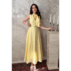 Vestido midi amarillo de broderie anglaise con cuello halter y cintura natural, 100% algodón transpirable - Product Image 2