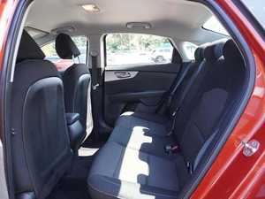 Forte LXS FWD 2024 Rojo Brillante Usado, Volante a la Izquierda, Asientos de Cuero, Sistema de Navegación, Arranque Remoto, Techo Solar, Llantas de Aleación - Product Image 4