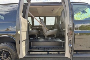 EXTREMADAMENTE LIMPIO, CON VOLANTE A LA DERECHA/IZQUIERDA, GM-C SAVANA LT 3500 2024, 4WD, MOTOR V8 DE 6.6 LITROS, LISTO PARA ENTREGAR - Product Image 4