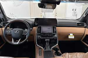 Lexus LX 600 Luxe 2023/2024 ~25 milles, V6 biturbo, 4 roues motrices, suspension à réglage actif de la hauteur - Product Image 2