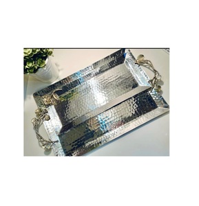 Plateau élégant en argent martelé avec poignée en métal doré Plateau rectangulaire pour serveur de nourriture pour les fournitures de gros en Inde - Product Image 4