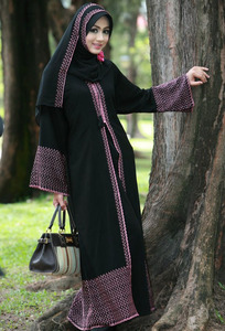 L'abaya noire complète avec des perles est la plus vendue à Dubaï - Product Image 1