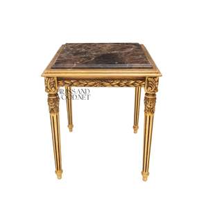 Mesa Auxiliar Cuadrada Neoclásica de Lujo con Tapa de Mármol Marrón Oscuro y Patas Acanaladas con Hoja de Oro Ornamentada para Decoración de Esquinas de Palacio - Product Image 1