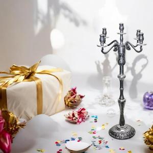 Elegante candelabro de plata con 3 brazos, perfecto para bodas y decoración del hogar, características brillantes, diseño duradero - Product Image 1