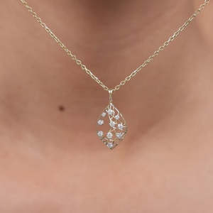 Colgante de diamante cultivado en laboratorio Glam con hoja de oro Pieza de joyería única y elegante - Product Image 1